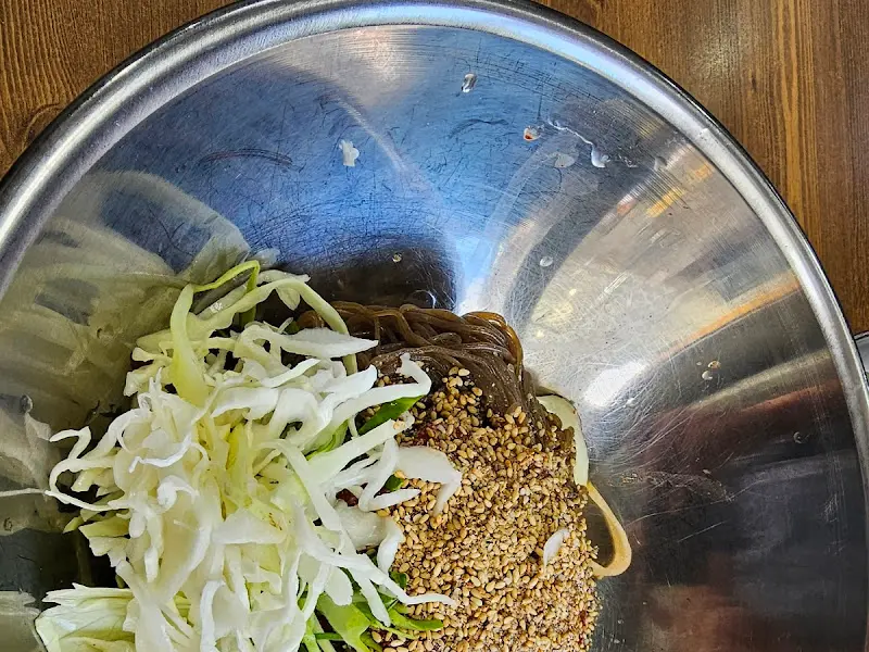 양념과 깨소금이 듬뿍 뿌려진 비빔냉면