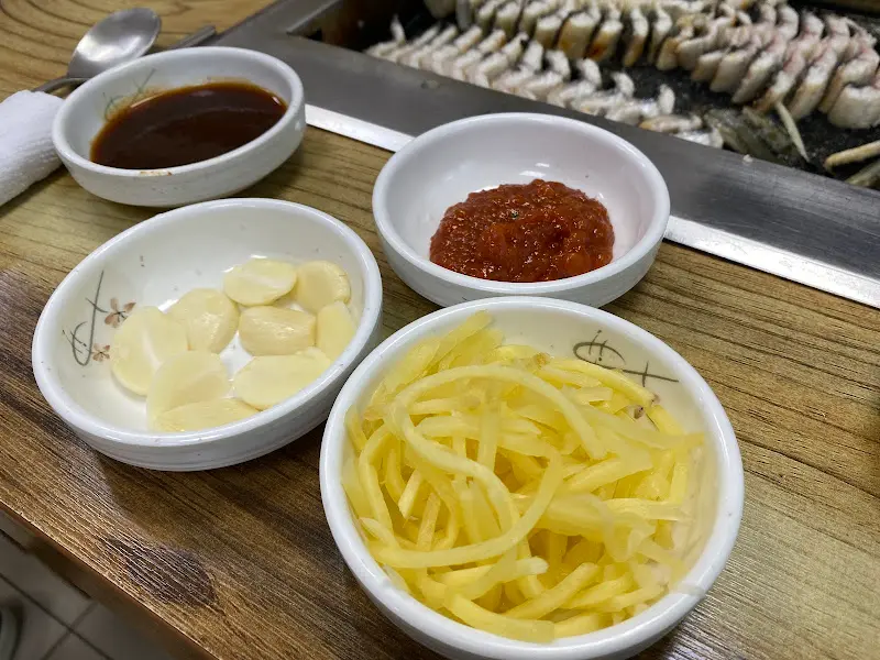 장어와 곁들여 먹는 반찬들