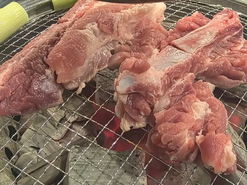 숯불 위에서 익어가는 돈뿔