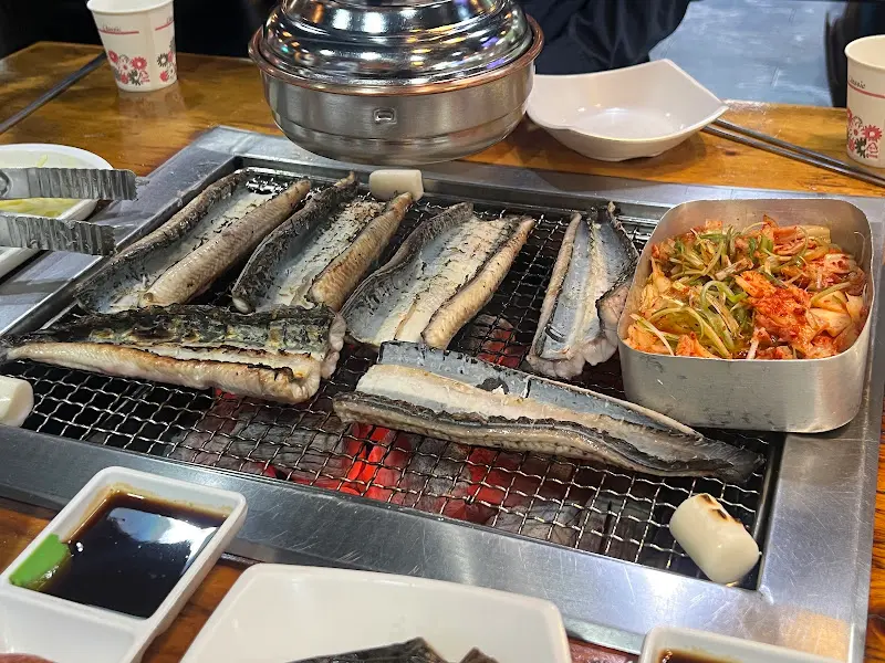 숯불 위에 놓인 장어와 김치