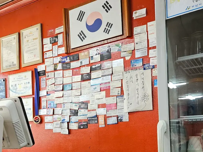 카운터 옆 벽면을 가득 채운 명함들