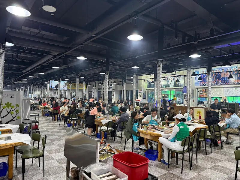 넓은 식당 내부