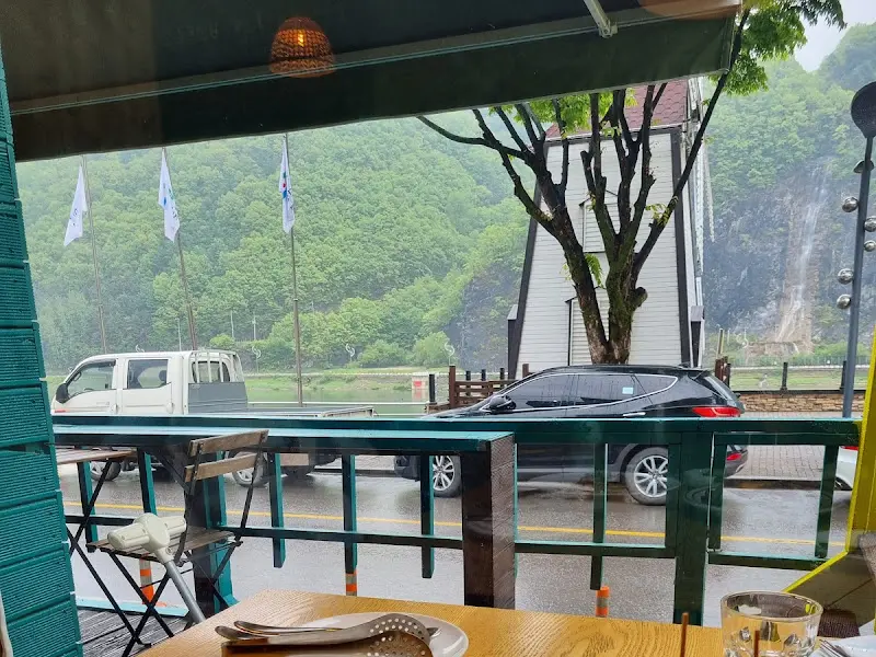 비스트로 리버에서 바라본 단양강