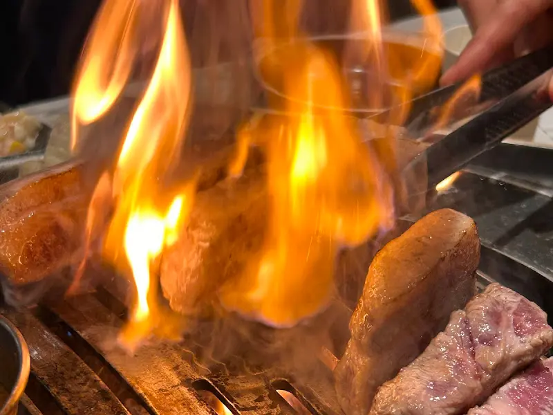 불판 위에서 맛있게 익어가는 흑돼지