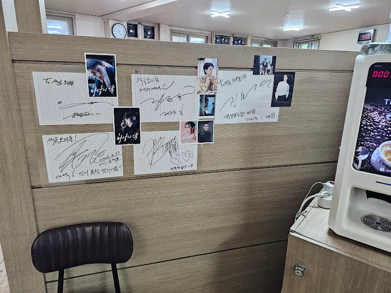 벽면에 붙어있는 유명인들의 사인