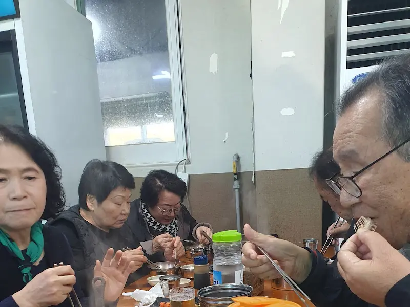 매운탕을 즐기는 손님들