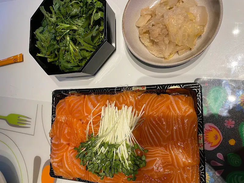 연어회와 곁들임 찬들