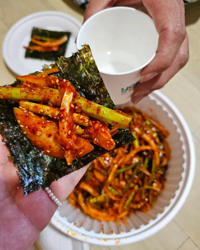 우여회를 김에 싸서 먹는 모습
