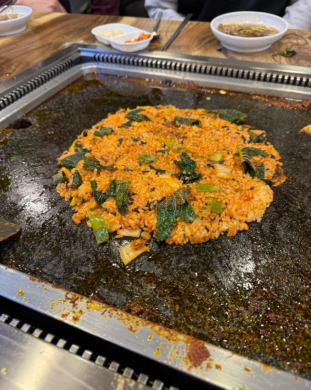 돌판 위에 펼쳐진 볶음밥의 향연
