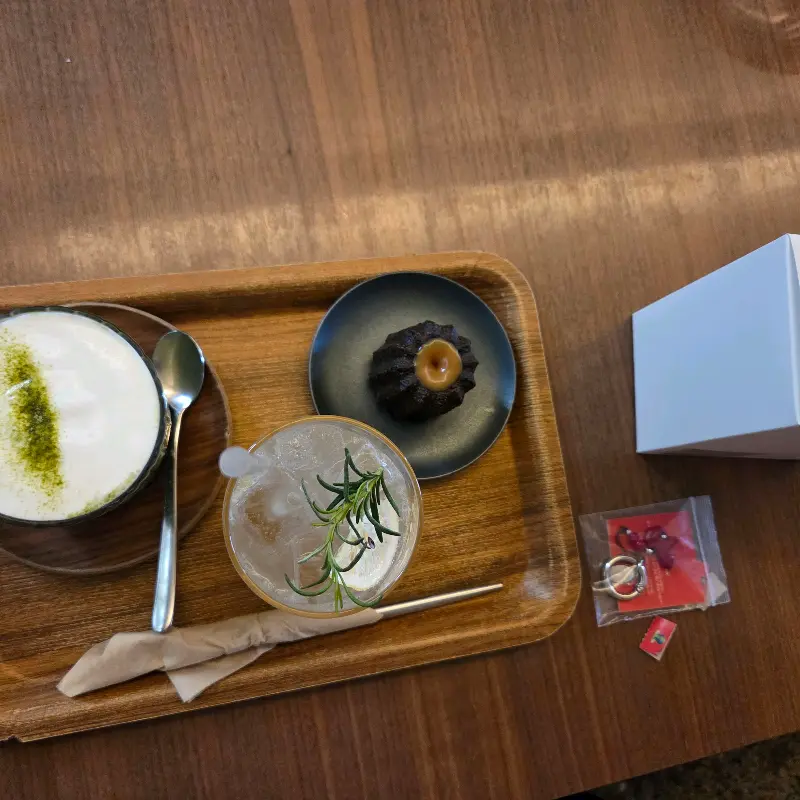 나무 트레이에 담긴 음료와 디저트