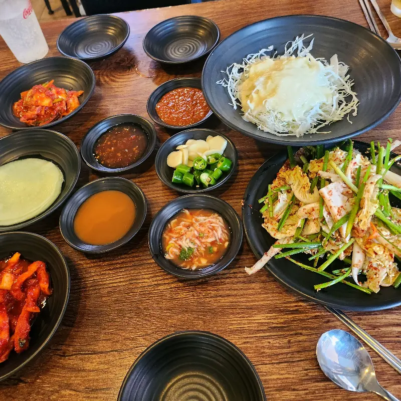 정갈하게 차려진 기본 반찬들