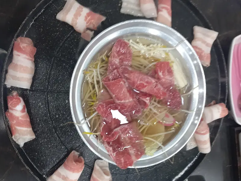 샤브샤브와 삼겹살을 동시에 즐기는 모습