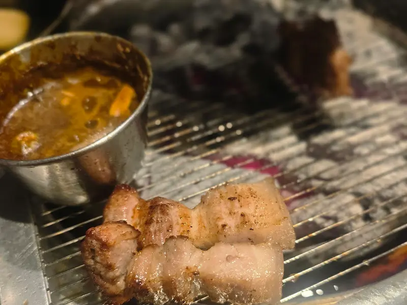 멜젓에 찍어먹는 돼지고기