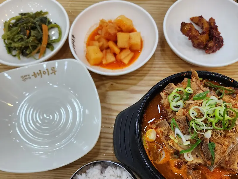 감자탕과 밑반찬 클로즈업