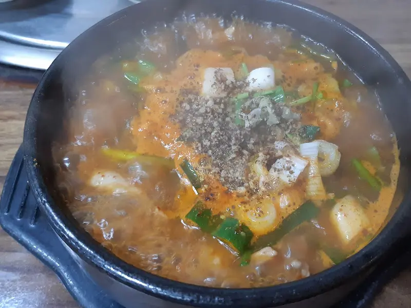 다진 양념이 올려진 얼큰 순대국밥