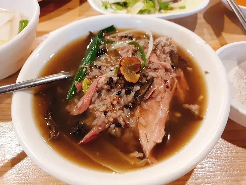 찰밥을 백숙 국물에 말아먹는 모습