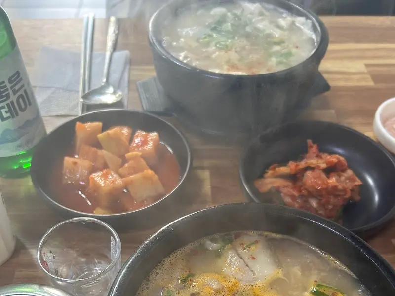 뜨끈한 돼지국밥 한 그릇