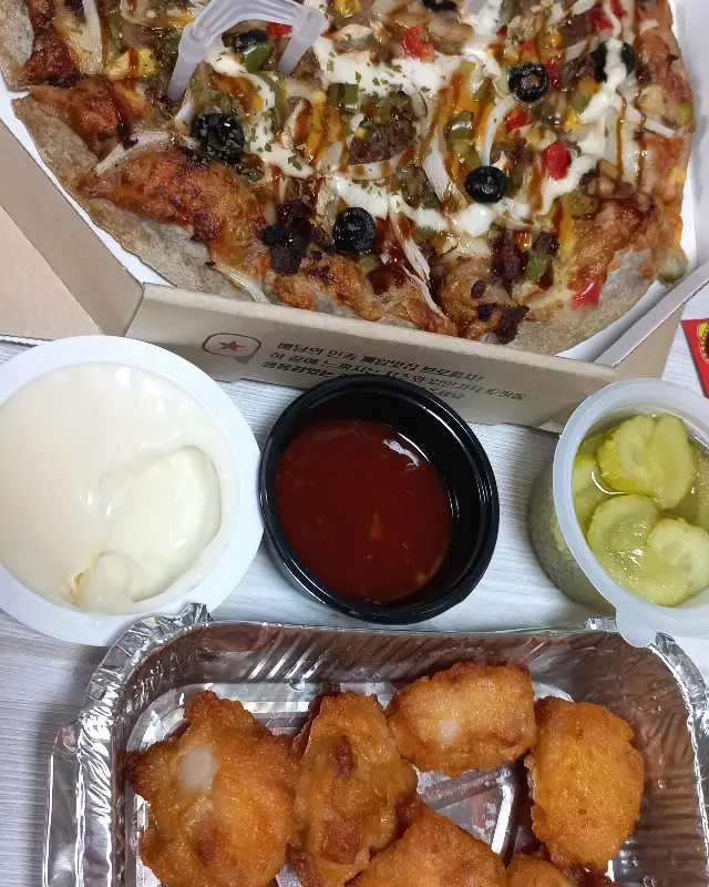 피자와 순살치킨, 다양한 소스