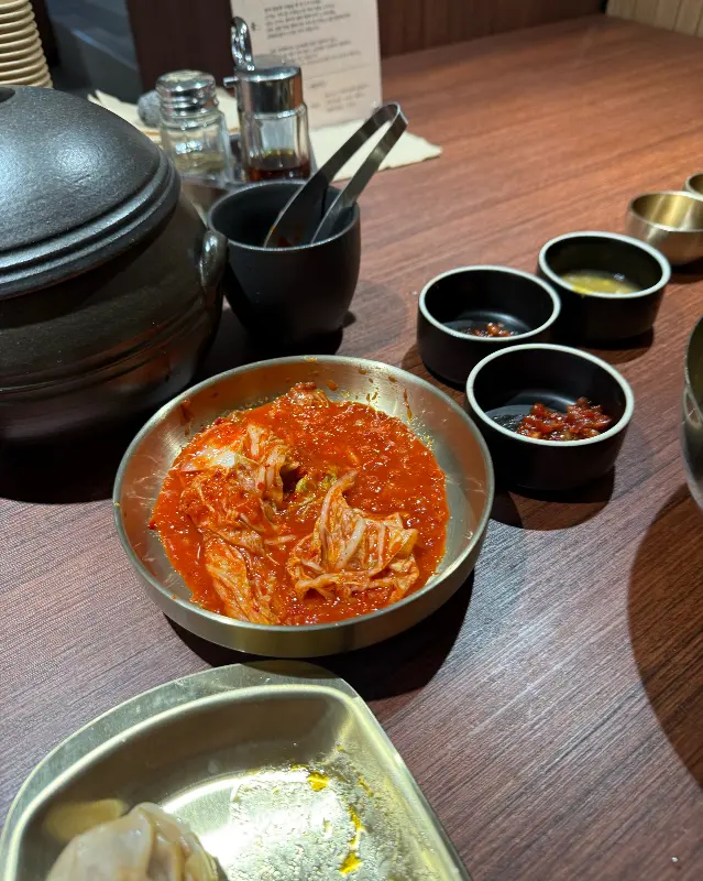 정갈한 깍두기와 오징어 젓갈