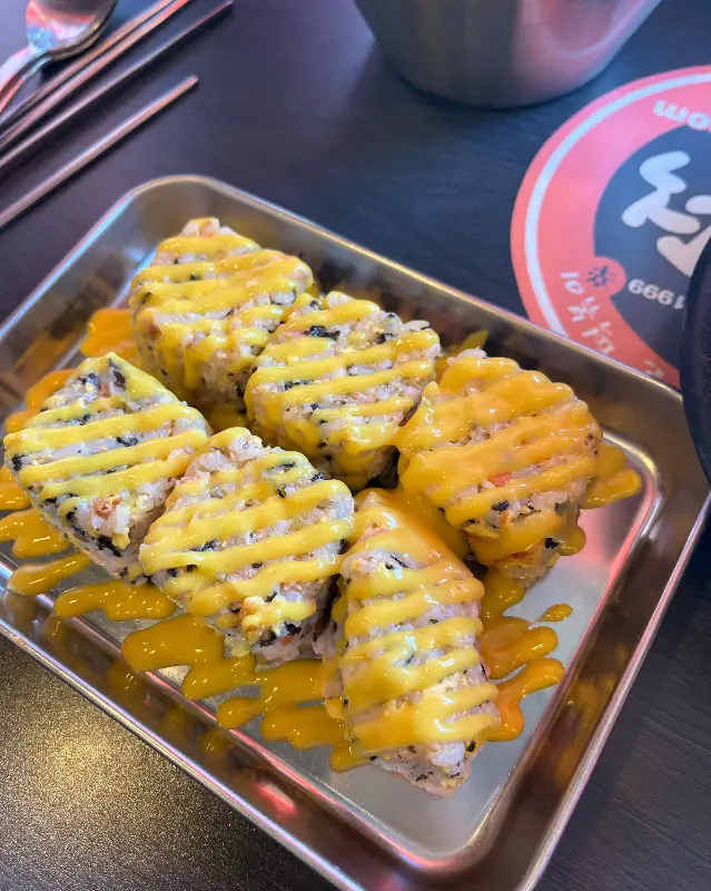 노란 소스가 뿌려진 주먹밥