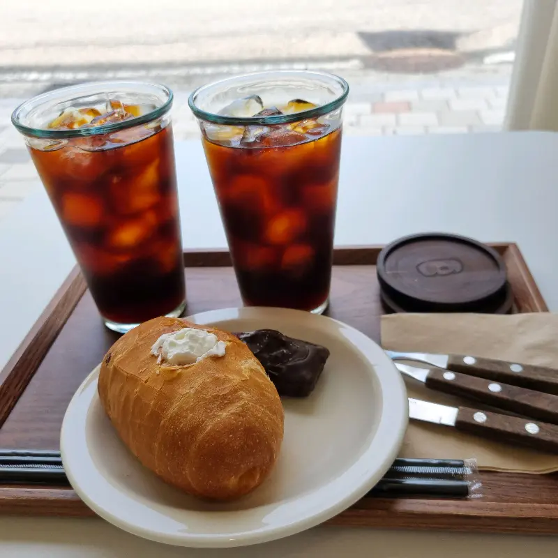 소금빵과 아이스 아메리카노