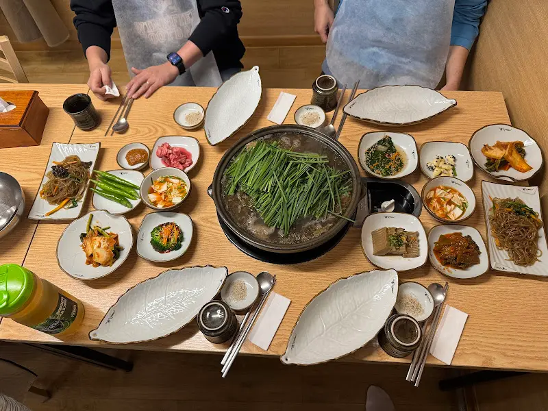 한 상 가득 차려진 모습