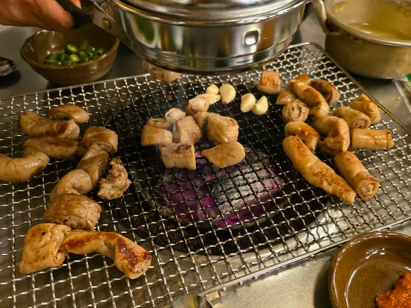 숯불 위에서 구워지는 막창