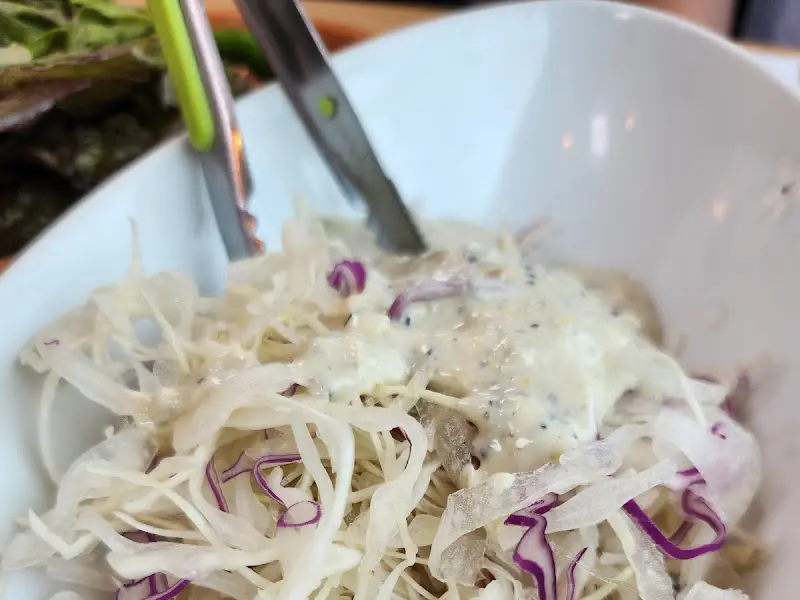 상큼한 드레싱이 인상적인 샐러드