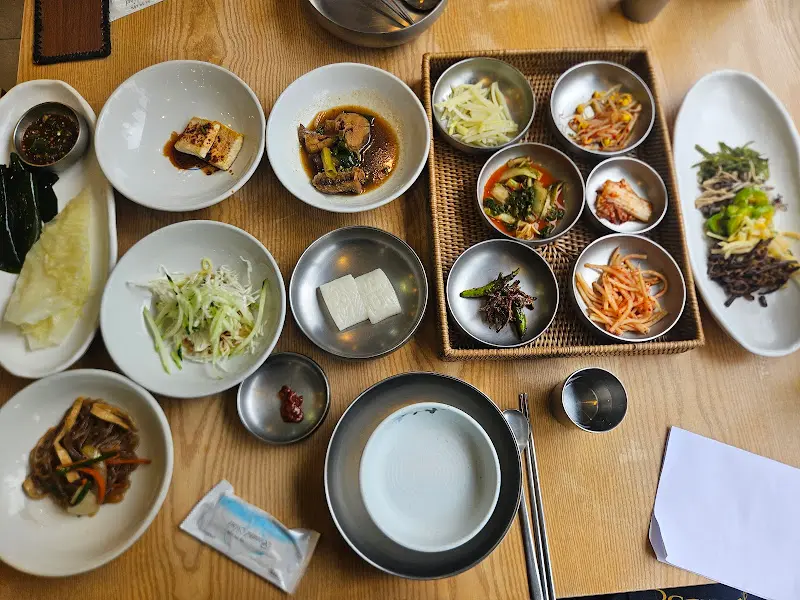 소쿠리에 담겨 나온 정갈한 반찬들