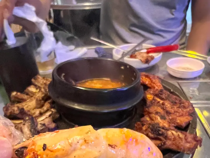 철판 가운데 자리 잡은 김치찌개