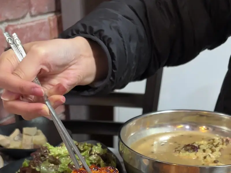 닭어깨봉을 맛보는 모습