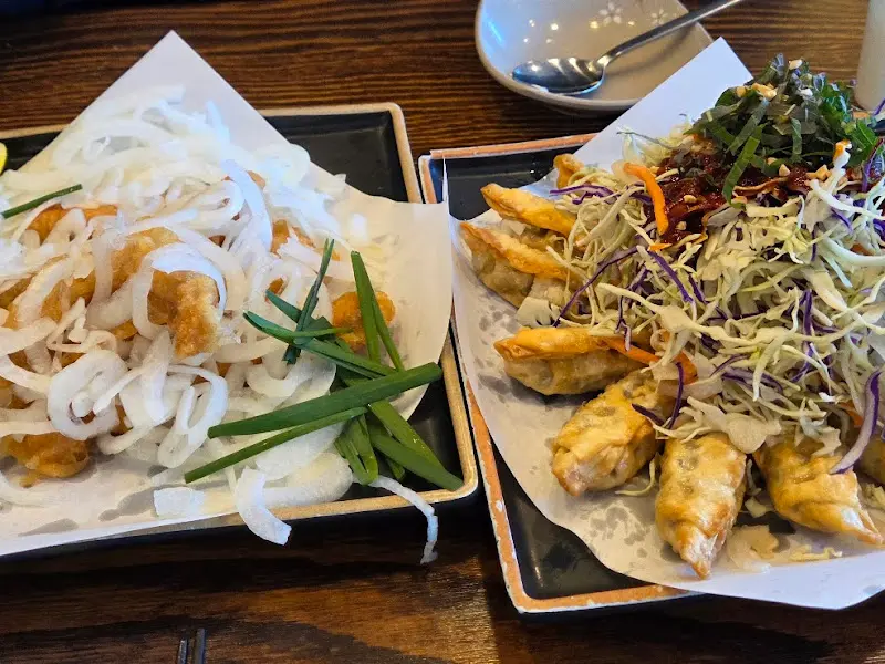 탕수육과 튀김만두가 함께 놓여 있는 모습