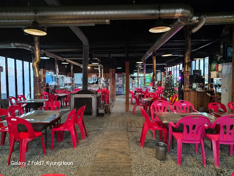 녹슨 드럼통 식당 내부 모습