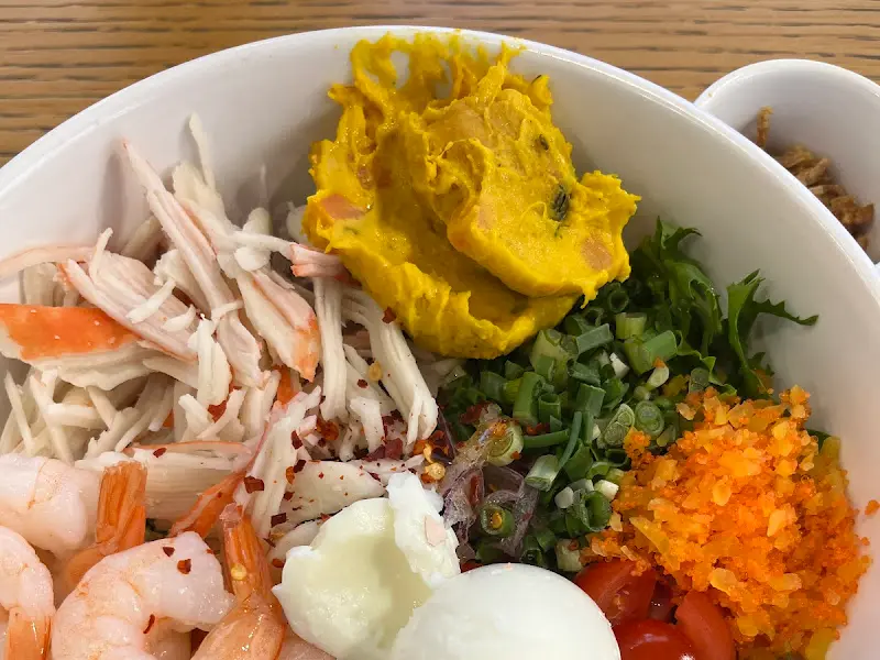 다채로운 재료가 돋보이는 포케