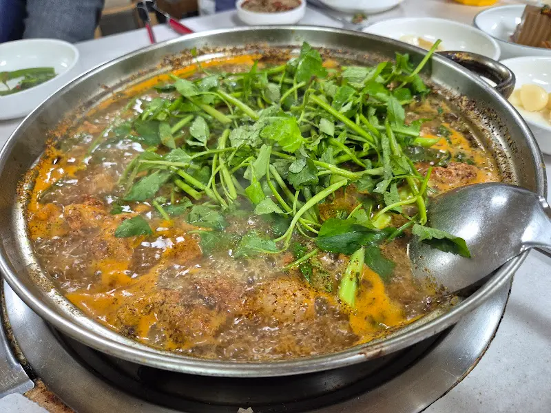 미나리를 듬뿍 넣어 끓인 오리탕