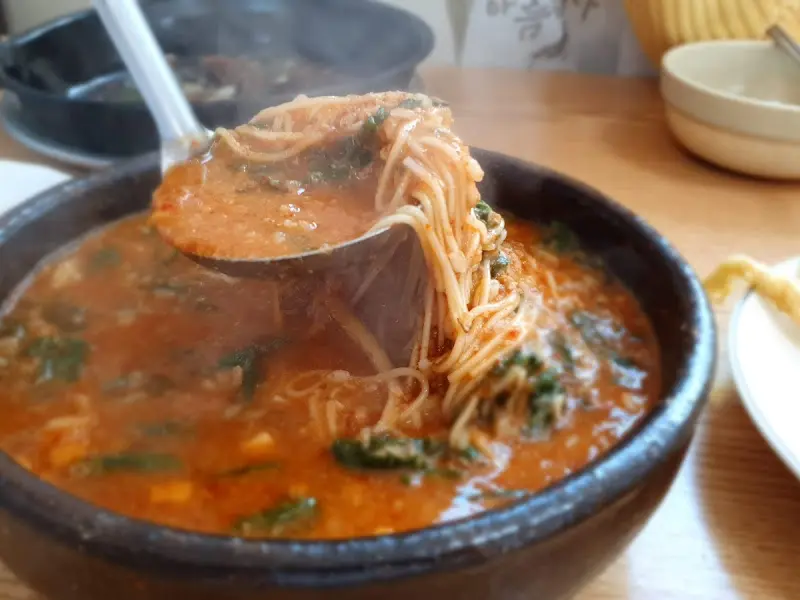 뚝배기에 담겨 나온 어죽