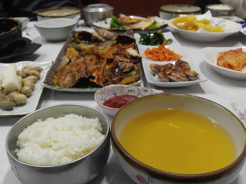 밥, 물과 함께 놓여 있는 미역국