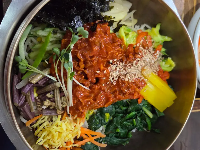 고추장 양념이 듬뿍 올려진 비빔밥