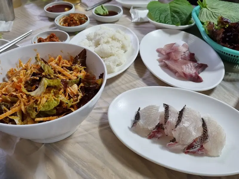 싱싱한 회와 해초 무침