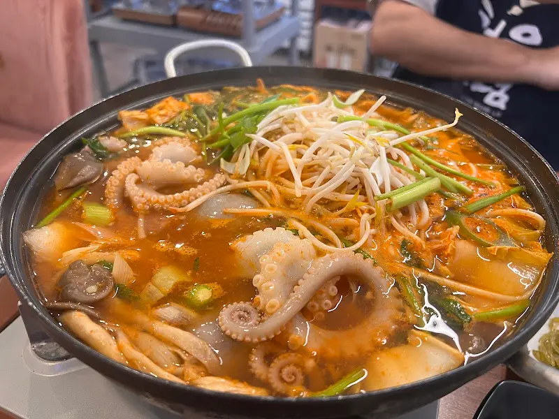 푸짐한 해산물과 채소가 들어간 산낙지 얼큰탕