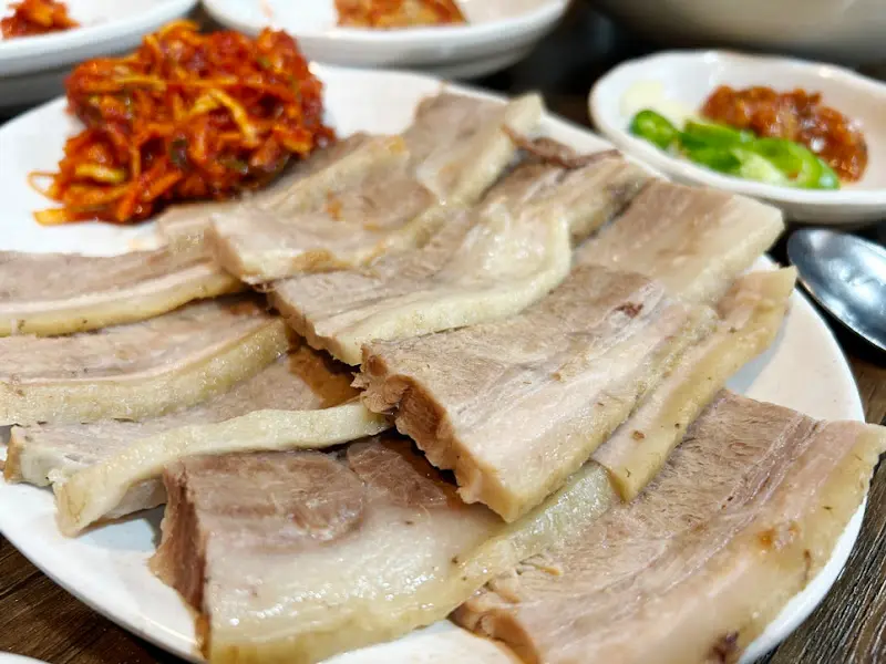 윤기가 흐르는 수육과 꼬들꼬들한 무생채