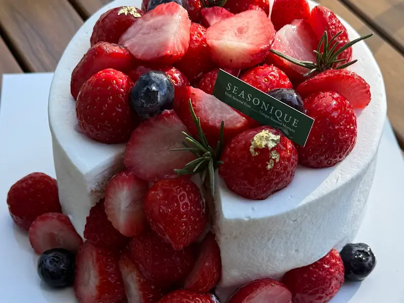 케이크 위에 가득 올려진 딸기