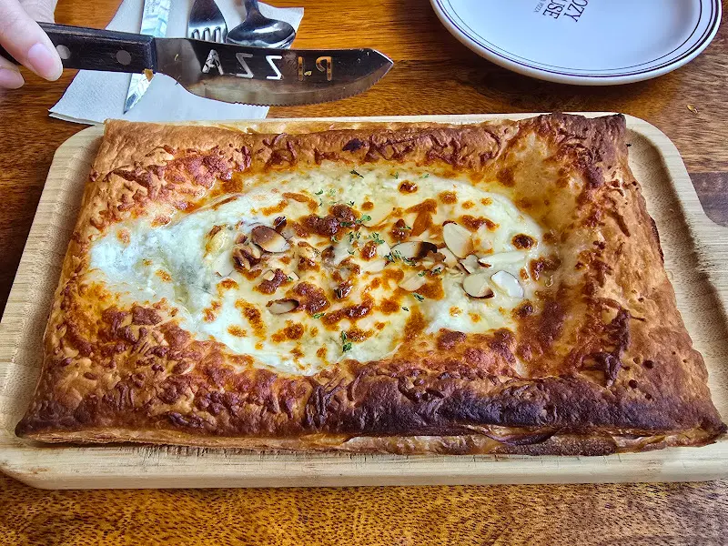 먹음직스러운 고르곤졸라 피자