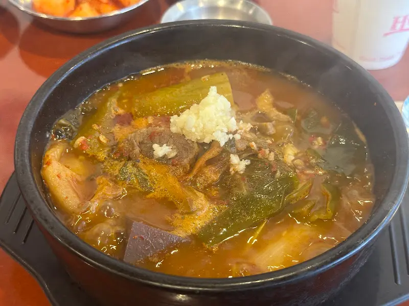 푸짐한 재료가 가득한 달래해장국