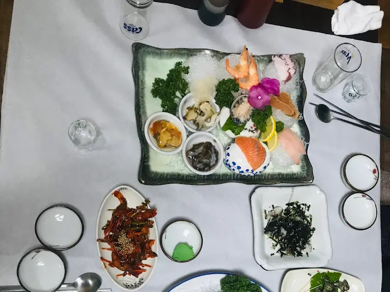 강변횟집의 푸짐한 회 한 상 차림