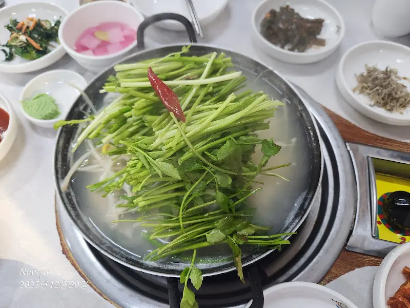 미나리가 듬뿍 올려진 볼테기탕