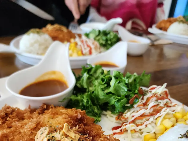 푸짐하게 차려진 돈까스 한 상