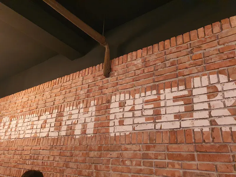 벽돌 벽에 쓰여진 RANDOLPH BEER