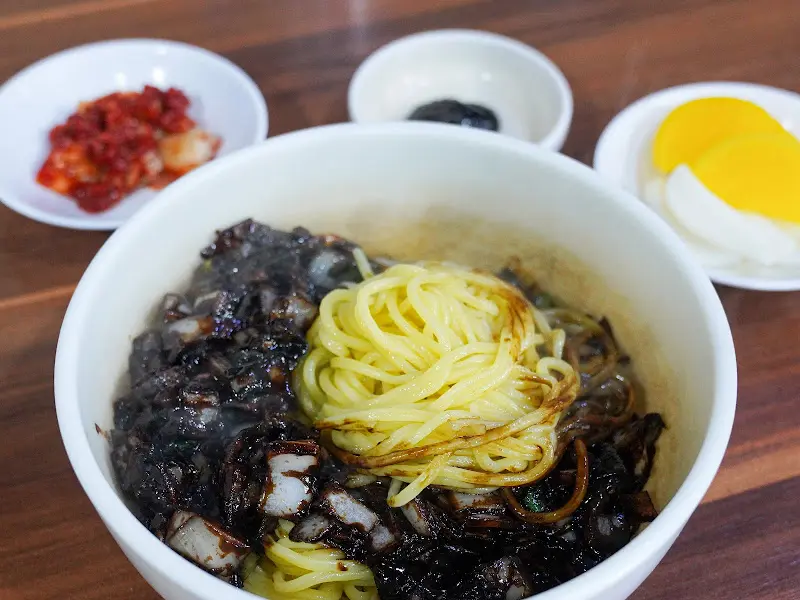 계란 프라이가 얹어진 볶음밥