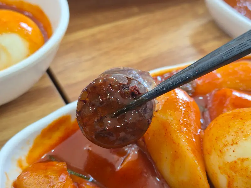 떡볶이 국물에 찍어먹는 순대